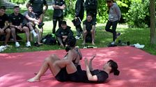 Claudia Bavel lo da todo en su primer combate de jiujitsu contra Estella: “¿Pero vale estrangular?”