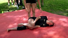 Lorena sufre una lesión en su rodilla en la primera clase de jiujitsu y tiene que ser desalojada en ambulancia