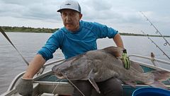 Un espectacular pez gato de 25 kilos muerde a Kike Calleja: "Mirad qué mandíbula"