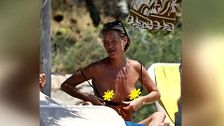 Exclusiva | Pillamos a Kate Moss haciendo 'topless' en una playa de Ibiza: "¡Qué cuerpazo!"
