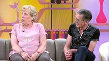 El tremendo enfado de una madre con su hijo tras pedirle que respete su intimidad con su marido en casa: "¿Para eso me traes?"