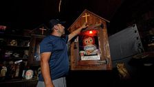 Hallado muerto en una habitación de hotel el cuidador de la muñeca Annabelle: "Había salido de gira con ella por Estados Unidos"