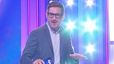La reacción de Eugeni Alemany ante la manera de dormir de un concursante en 'Agárrate al sillón': "¡Vives en el futuro!"
