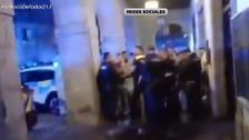Asalto masivo a una comisaría de Azpeitia: "Había más de 40 personas intentando entrar para agredir a los policías"