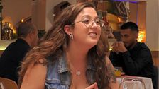 El famoso escritor al que una soltera de 'First Dates' servía café con frecuencia en Estados Unidos: "Ay, qué guay"