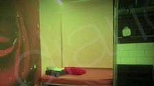 Luces de neón y música latina: así son las habitaciones del prostíbulo que gestionó el suegro de Pedro Sánchez