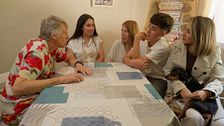 Jesús Calleja descubre la historia de Julia y su familia y habla con los vecinos sobre su labor en el pueblo