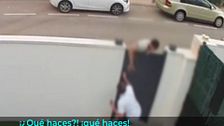Un hombre graba en vídeo cómo su vecino intenta apuñalarle: "Me amenaza todos los días"