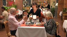 Una soltera le llama la atención a su cita por sus modales con las camareras de ‘First Dates’: “No se lo tienes que decir enfadado”