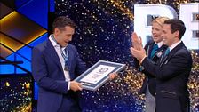 Jesús Vázquez llora al recibir su propio Récord Guinness: "No me lo esperaba, no puedo hablar"
