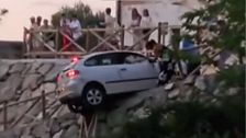 Un coche se queda suspendido en el aire y al borde de un precipicio en La Rioja: el conductor dio positivo en alcohol y drogas
