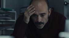 La angustia de Sebas le lleva a trazar un plan y confirma sus temidas sospechas: su hija Gema está siendo acosada