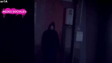 Un hombre disfrazado de fantasma y con navaja en mano siembra el terror en las calles de Águilas: "Va detrás tuya y te amenaza"