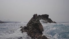 ‘Viajeros Cuatro’ recorre en barco el litoral asturiano y vive de cerca los peligros de la recogida del percebe