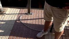 Un padre se encadena y hace huelga de hambre para recuperar a sus hijos: “Voy a aguantar hasta que pueda verlos”