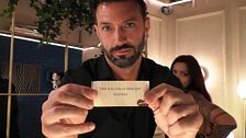 Un soltero de ‘First Dates’ engaña a su cita y se lo muestra a la cámara: “Lo cambié para no darle un beso”
