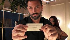 Un soltero de ‘First Dates’ engaña a su cita y se lo muestra a la cámara: “Lo cambié para no darle un beso”