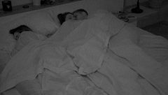 La noche en la que Lola Mecía y Carlos intimaron… ¡Con Lucía Sánchez durmiendo en la misma cama!