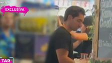 'Tardear' capta al actor Alejandro Reyes trabajando como camarero en las fiestas de San Cayetano de Madrid