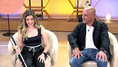 Las emotivas palabras de Carmen López, la primera surfista invidente de España, a su entrenador: "Eres mis ojos en el mar"