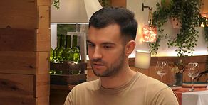 Un soltero se queda en shock al ver la pulsera de España de su cita: “Esa es la de la discordia, una red flag"