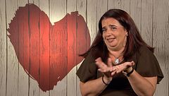 Una soltera, incapaz de contener la risa al escuchar a su cita decir lo guapo que es: “Yo no le veo así”