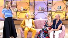 Pati y Paula se parten de risa al conocer a su amigo virtual vestido de león: "Me estaba asfixiando"