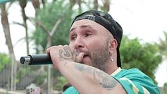 Kiko Rivera responde a la figurante que le acusó de tratarla mal durante la grabación de su videoclip: “El problema no es la comida ni la bebida, es la clase”