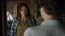 Julie y su hijo se reencuentran en Grecia y ella recibe un nuevo encargo