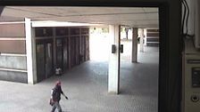 Las cámaras de seguridad registraron el instante en que el asesino del confinamiento ejecutó su primer crimen y huyó del lugar