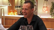 El divertido momento en el que un soltero de 'First Dates' se parte de risa al trabarse pronunciando la palabra "monogamia"