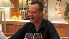 El divertido momento en el que un soltero de 'First Dates' se parte de risa al trabarse pronunciando la palabra "monogamia"