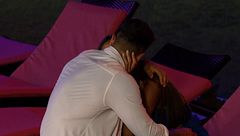 Así fue el primer beso de Tania Déniz y Hugo Paz en 'La isla de las tentaciones': "Te veo especial"