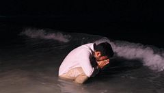 Adrián y su huida viral a la playa tras ver la infidelidad de Naomi Asensi: "Se ha metido en el agua, ¿no?"