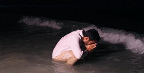 Adrián y su huida viral a la playa tras ver la infidelidad de Naomi Asensi: "Se ha metido en el agua, ¿no?"