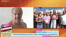 Un pueblo entero de Córdoba abuchea en directo a un vecino conflictivo fuera de su casa: "Me amenazó con una navaja"