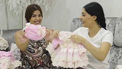 La Rebe muestra la ropa con la que su bebé va a salir del hospital