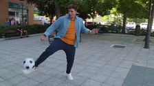 Xuso Jones se atreve con el fútbol y da 'show' en pleno Carabanchel: "¡Vamos a hacer competición de toques!"