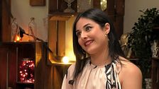 Una reportera de 'Fiesta' acude a 'First Dates' en busca del amor verdadero y advierte a su cita: ''Hay que seguir viendo la tele''
