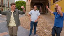 Xuso Jones se lanza a bailar una jota en Avilés con el nuevo concursante de 'Lo sabe, no lo sabe': "¡Qué arte!"