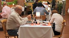 Un soltero de 'First Dates' desea ayudar a su cita tras ahogarse en mitad de la cena: “Llama a la ambulancia o hago el boca boca”
