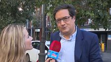 ¡Momentazo! Óscar López le hace un regalo a 'TEM' tras la polémica con la directora de comunicación del PSOE de Madrid