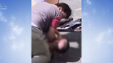 Las impactantes imágenes de un frutero enfrentándose a su ladrón en plena calle: "Vi que estaba cogiendo dinero de la caja"