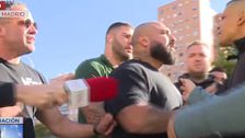 ¡Máxima tensión! Un ciudadano muy violento interrumpe un intento de desahucio en Vallecas: "Vais de matones o qué"
