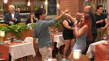 Una soltera pone a bailar a todo el restaurante de 'First dates' con su actuación: "Qué bien cantas, no me lo esperaba"