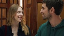 Laura conoce a un joven que llama su atención en el ascensor de la agencia