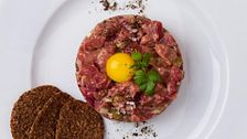 Los trucos de tres chefs para hacer el mejor steak tartar en casa: "Jugad un poquito"