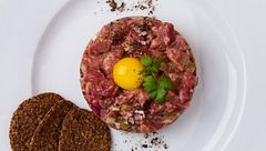 Los trucos de tres chefs para hacer el mejor steak tartar en casa: "Jugad un poquito"