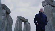 'Cuarto milenio' visita Stonehenge junto a Ken Follett, autor de 'Los pilares de la Tierra': las teorías sobre su creación