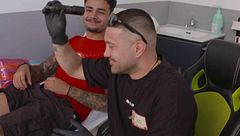 Un trabajador de 'Lo sabe, no lo sabe' cumple su alocada promesa por el aniversario del programa: "¿Te tatúas el logo?"